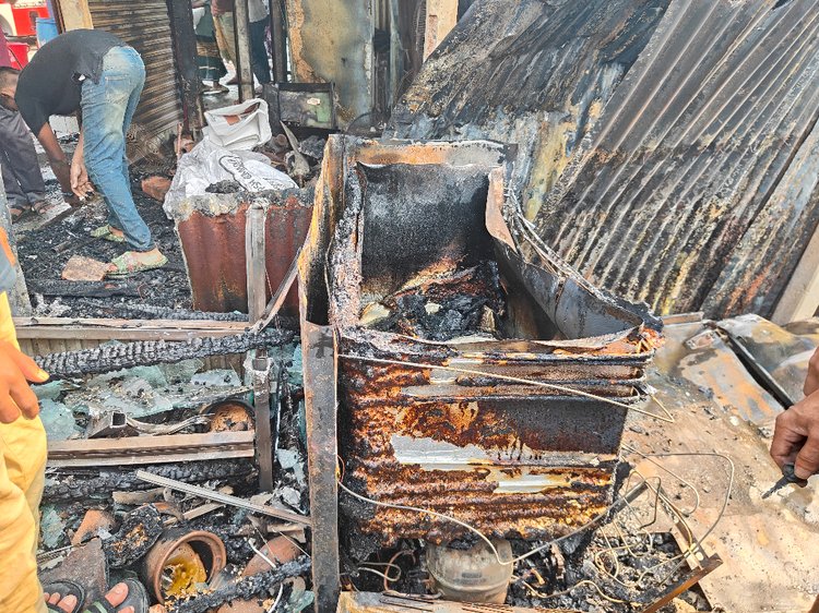 আজ ভোর ৬টার দিকে কামারখন্দ উপজেলার জামতৈল পূর্ব বাজারে অগ্নিকাণ্ডের ঘটনা ঘটে। ছবি: আজকের পত্রিকা