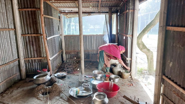 শিশুদের খাবার রান্নার জন্য একজন নারী বাবুর্চি নিয়োগ দেওয়া হয়েছে। তিনি সকালের খাবার রান্না করছেন। ছবি: আজকের পত্রিকা