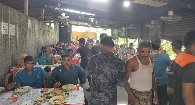 দুপুর গড়াতেই হোটেলটি মানুষে ভরে যায়। কেউ বসে, কেউ দাঁড়িয়ে, কেউ আবার অপেক্ষায়। ছবি: আজকের পত্রিকা