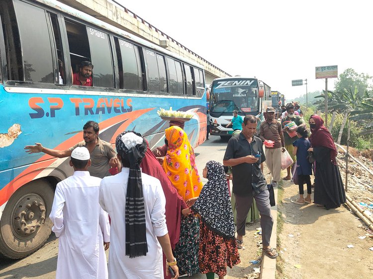 যমুনা সেতুর পশ্চিম মহাসড়কে যানবাহন ও যাত্রীর চাপ বেড়েছে। ছবি: আজকের পত্রিকা