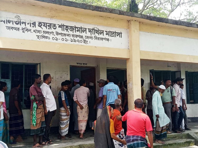 সিরাজগঞ্জের রায়গঞ্জে মাদ্রাসার নিয়োগ পরীক্ষায় অনিয়মের অভিযোগে পরীক্ষার্থীদের খাতা কেড়ে নেন স্থানীয়রা। ছবি: সংগৃহীত