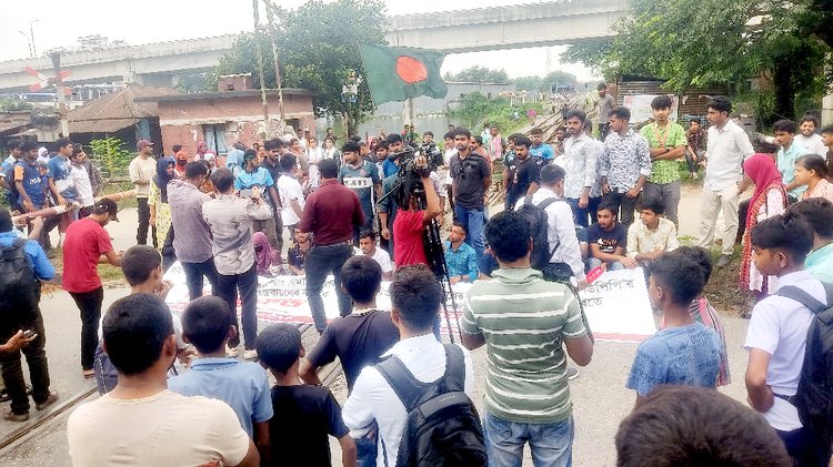 আজ সকাল ৯টায় সিরাজগঞ্জের উল্লাপাড়া রেলওয়ে স্টেশনের সামনে রেলপথ অবরোধ করেন শিক্ষার্থীরা। ছবি: আজকের পত্রিকা