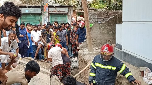 সিরাজগঞ্জ পৌর শহরে দেয়াল ধসের এলাকায় উদ্ধার অভিযান। ছবি: আজকের পত্রিকা