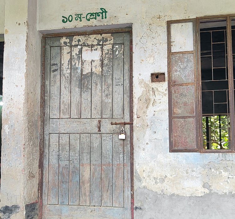 প্রশ্নপত্রে ভুলসহ নানা অভিযোগ, প্রধান শিক্ষকের পদত্যাগ দাবিতে বিদ্যালয়ে তালা ঝোলাল শিক্ষার্থীরা। ছবি: আজকের পত্রিকা