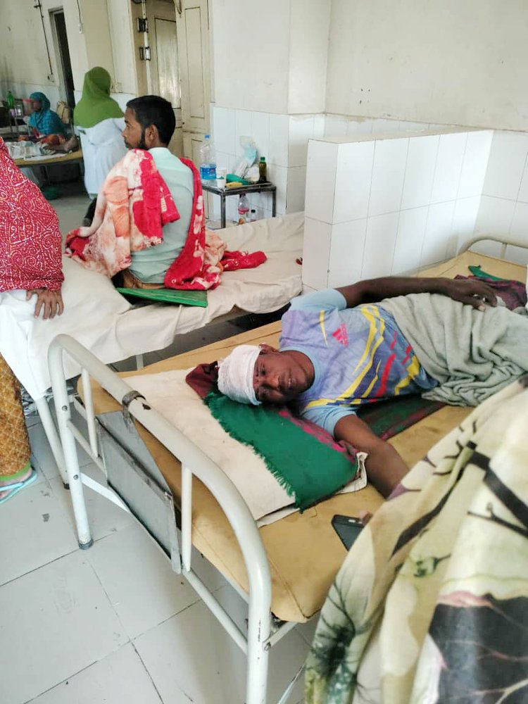 সিরাজগঞ্জের তাড়াশে পুকুরে মাছ ধরাকে কেন্দ্র করে দুই পক্ষের সংঘর্ষে আহত ব্যক্তিদের হাসপাতালে ভর্তি। ছবি: আজকের পত্রিকা