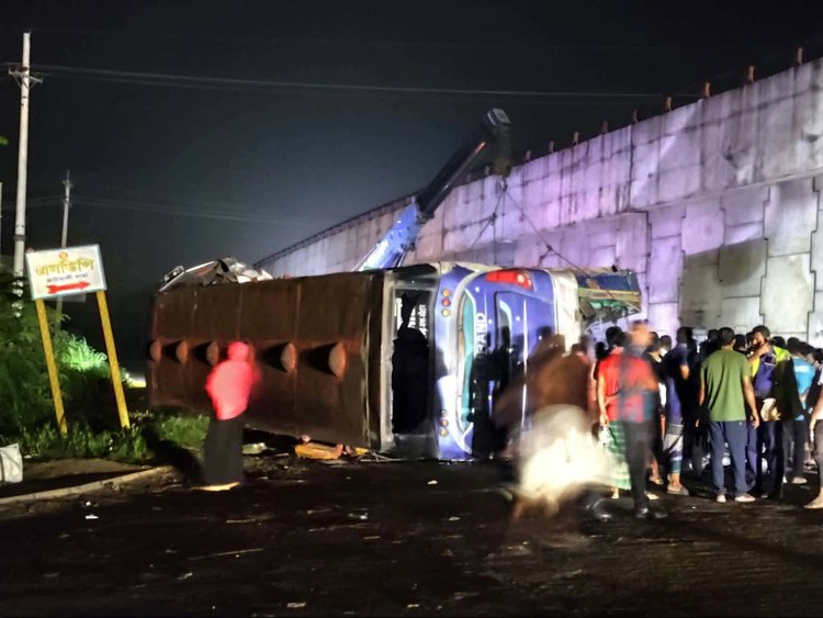 শুক্রবার দিবাগত রাত সোয়া ১২টার দিকে যমুনা সেতু পশ্চিম মহাসড়কের নলকা ব্রিজে দুর্ঘটনা ঘটে। ছবি: সংগৃহীত