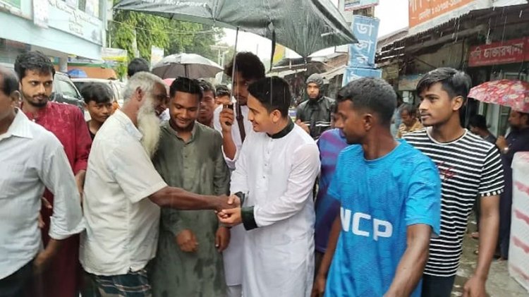 নীলফামারীর ডোমারে গণসংযোগে সারজিস। ছবি: আজকের পত্রিকা