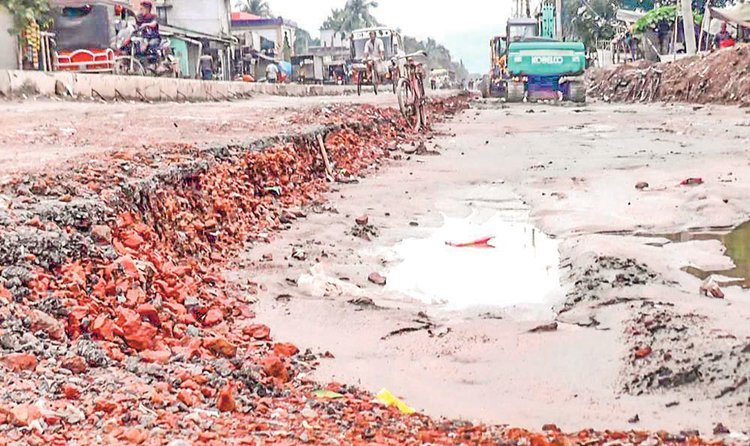 সাতক্ষীরা-ভেটখালী আঞ্চলিক মহাসড়কের দেবহাটা উপজেলার পারুলিয়া অংশের চিত্র। ছবি: আজকের পত্রিকা
