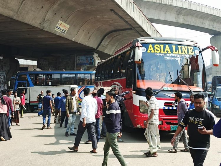 রাজধানীর সায়দাবাদ এলাকায় জনপদের মোড় অবরোধ করেছেন বাসশ্রমিকেরা। ছবি: আজকের পত্রিকা