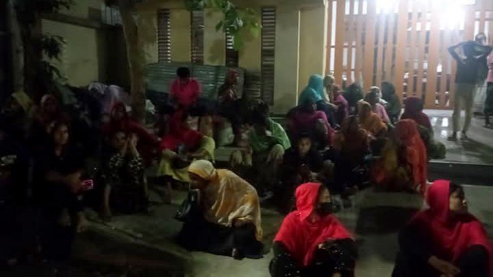 আজ শুক্রবার বকেয়া মজুরির দাবিতে মালিকপক্ষের বাসভবনের সামনে বিক্ষোভ ও অবস্থান কর্মসূচি পালন করেন টিএনজেড গার্মেন্টস শ্রমিকেরা। ছবি: সংগৃহীত