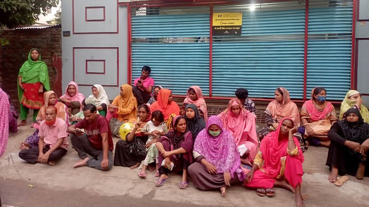 আজ শুক্রবার বকেয়া মজুরির দাবিতে মালিকপক্ষের বাসভবনের সামনে বিক্ষোভ ও অবস্থান কর্মসূচি পালন করেন টিএনজেড গার্মেন্টস শ্রমিকেরা। ছবি: সংগৃহীত