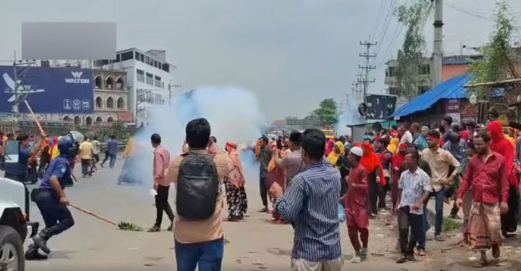 গাজীপুরে বকেয়া বেতনের দাবিতে পোশাকশ্রমিকদের বিক্ষোভে পুলিশের কাঁদানে গ্যাসের শেল নিক্ষেপ। ছবি: আজকের পত্রিকা