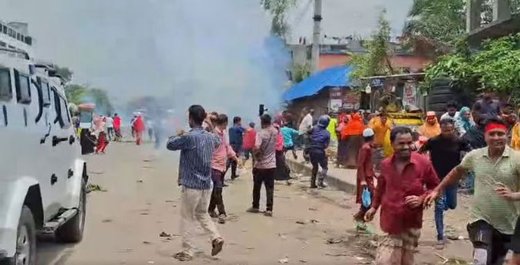 গাজীপুরে বকেয়া বেতনের দাবিতে পোশাকশ্রমিকদের বিক্ষোভে পুলিশের কাঁদানে গ্যাসের শেল নিক্ষেপ। ছবি: আজকের পত্রিকা