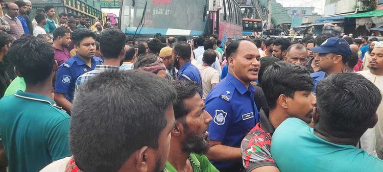 শ্রীপুরের জৈনাবাজার বাসস্ট্যান্ড এলাকায় সড়ক অবরোধ করে পরিবহনশ্রমিকেরা। এতে মহাসড়কে দীর্ঘ যানজটের সৃষ্টি হয়। ছবি: আজকের পত্রিকা