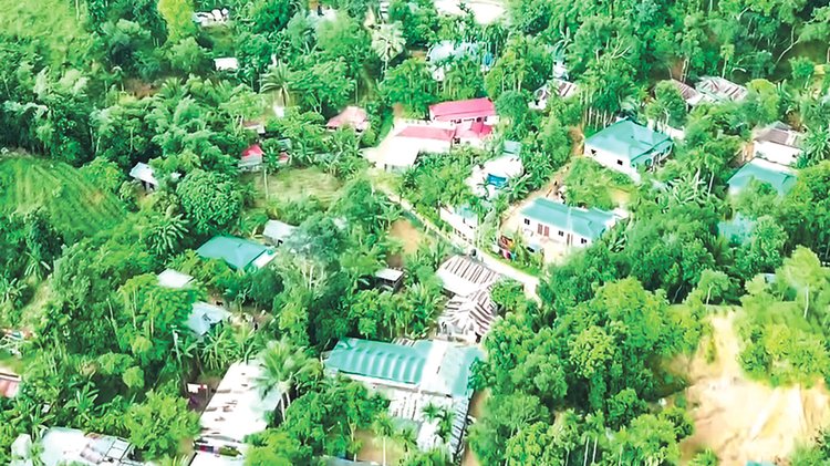 পাহাড় কেটে গড়ে তোলা একাধিক রিসোর্ট। সম্প্রতি মৌলভীবাজারের শ্রীমঙ্গল উপজেলার রাধানগর এলাকায়। ছবি: আজকের পত্রিকা