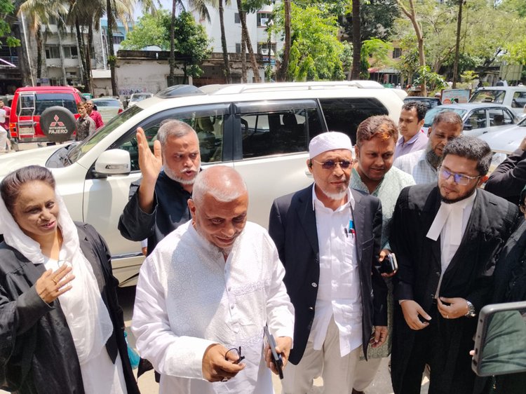 সুরঞ্জিত সেনগুপ্ত হত্যাচেষ্টা মামলায় আদালতে হাজির হয়ে জবানবন্দি দিয়েছেন মন্ত্রী আরিফুল হক চৌধুরী, সংসদের সরকারদলীয় হুইপ জি কে গউস এবং সংসদ সদস্য লুৎফুজ্জামান বাবর। ছবি: আজকের পত্রিকা