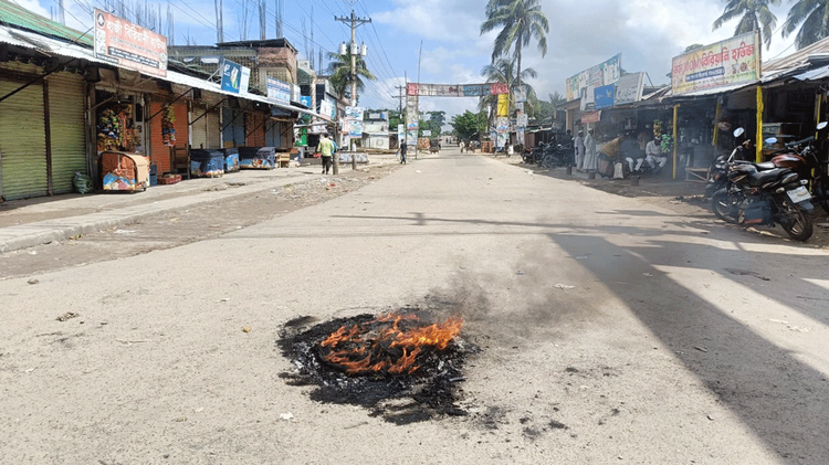 শরণখোলায় দোকাপাট বন্ধ রয়েছে। রাস্তায় টায়ার জ্বালিয়ে দেওয়া হয়। রায়েন্দা বাজার শেরেবাংলা রোডে তোলা। ছবি: আজকের পত্রিকা