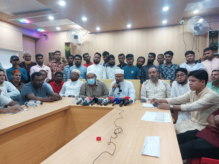 জামায়াতে ইসলামীর বিরুদ্ধে পাল্টা অভিযোগ তুলে শুক্রবার রাতে প্রেসক্লাবে সংবাদ সম্মেলন করে জেলা বিএনপি। ছবি: আজকের পত্রিকা