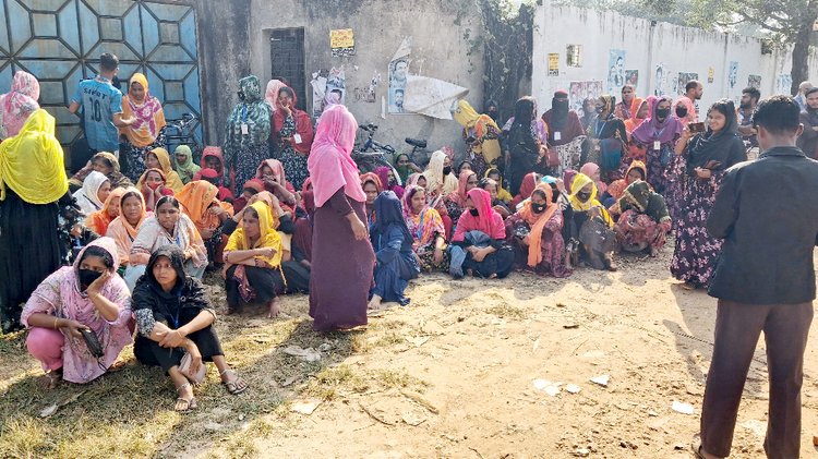 আজ সকালে ক্যাটেক্স ফ্যাশন ক্লোথিং লিমিটেড কারখানার শ্রমিকেরা বিক্ষোভ করেন। ছবি: আজকের পত্রিকা