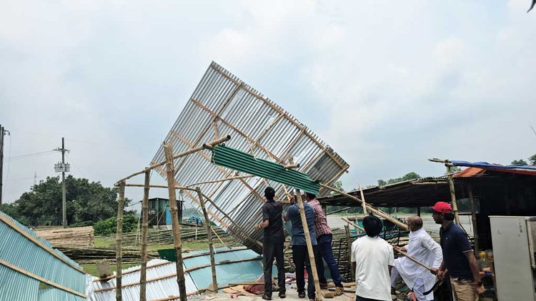 অবৈধ দোকানপাট ভেঙে গুঁড়িয়ে দেয় প্রশাসন। ছবি: আজকের পত্রিকা