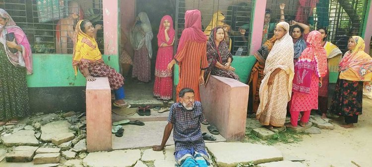 স্বজনদের আহাজারি। ছবি: আজকের পত্রিকা