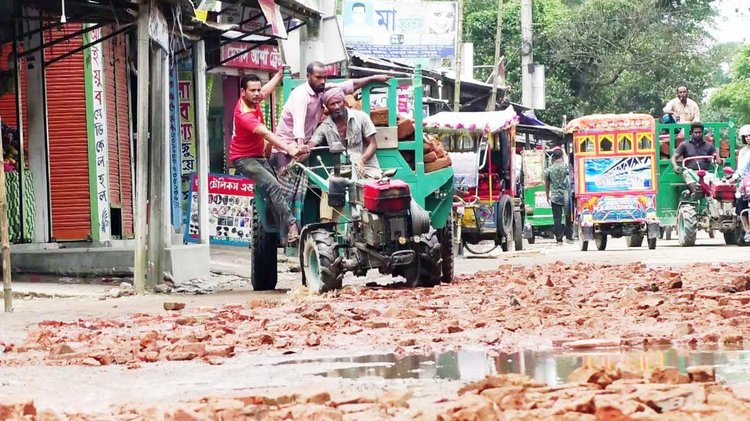 সংস্কারের অভাবে বেহাল শেরপুর-নালিতাবাড়ী ভায়া গাজীরখামার সড়ক। ঝুঁকি নিয়ে চলছে যানবাহন। বুধবার তোলা। ছবি: আজকের পত্রিকা