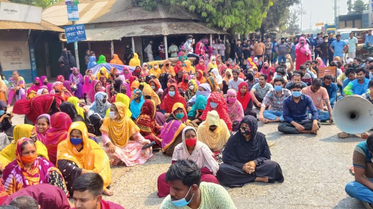 শ্রীপুরে শ্রমিকদের আঞ্চলিক সড়ক অবরোধ। ছবি: সংগৃহীত