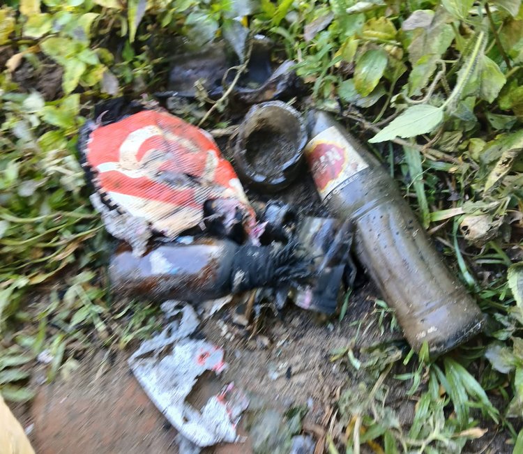 নিক্ষেপ করা পেট্রলবোমা। ছবি: আজকের পত্রিকা