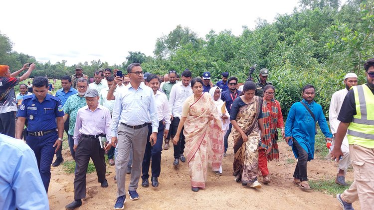 শেরপুরের নালিতাবাড়ী উপজেলার প্রস্তাবিত দাওধারা পর্যটনকেন্দ্র পরিদর্শন করেন উপদেষ্টা সৈয়দা রিজওয়ানা হাসান। ছবি: আজকের পত্রিকা