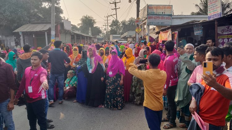 শ্রীপুরে পোশাকশ্রমিকদের সঙ্গে পুলিশের পাল্টাপাল্টি ধাওয়া। ছবি: আজকের পত্রিকা