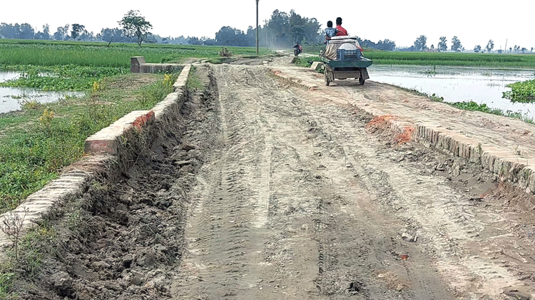 কাজ শুরু করে ফেলে রাখায় এলাকাবাসীর ভোগান্তি বহুগুণ বেড়েছে। ছবি: আজকের পত্রিকা