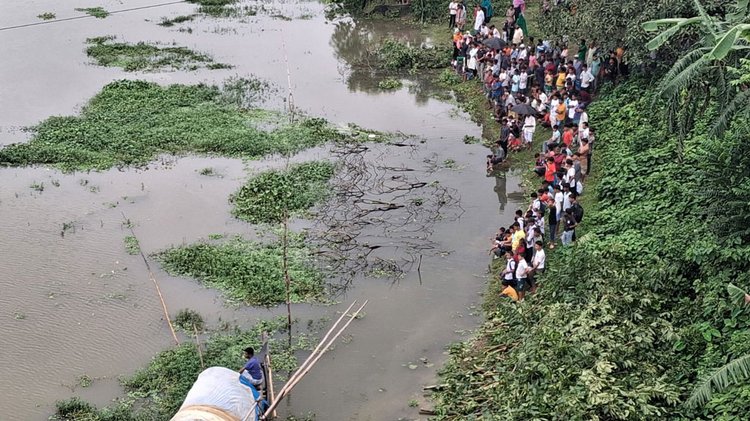 শ্রীপুরে সুতিয়া নদীতে ঝাঁপ দিয়ে কলেজছাত্রী নিখোঁজ। ছবি: আজকের পত্রিকা