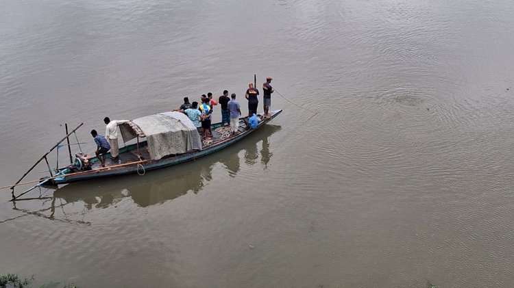 শ্রীপুরে সুতিয়া নদীতে ঝাঁপ দিয়ে কলেজছাত্রী নিখোঁজ। ছবি: আজকের পত্রিকা