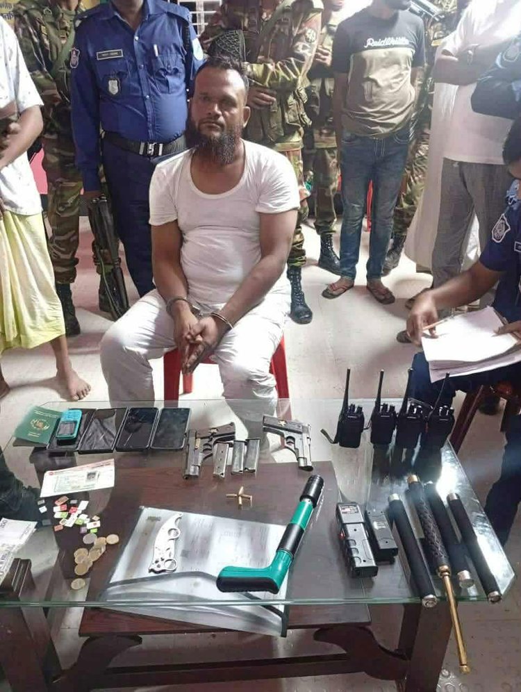 দুটি আগ্নেয়াস্ত্র, ওয়াকিটকি, গুলি ও বিপুল সরঞ্জামসহ বিএনপি নেতা গ্রেপ্তার। ছবি: আজকের পত্রিকা
