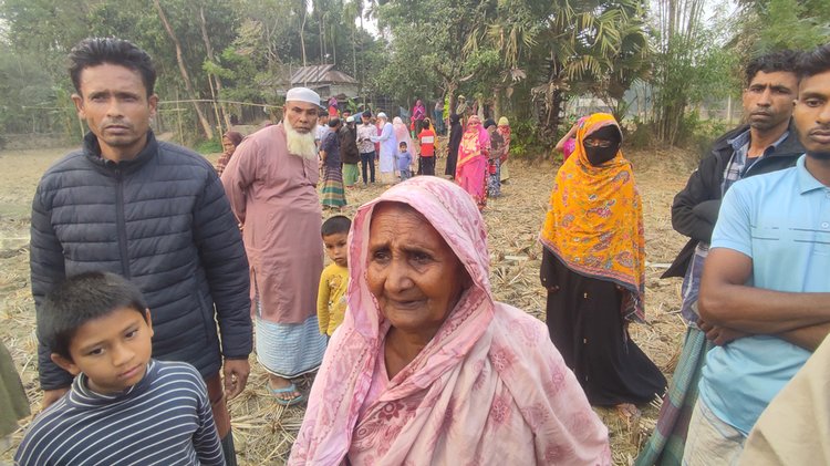 ভুক্তভোগী ষাটোর্ধ্ব নারী হাজেরা খাতুন। ছবি: আজকের পত্রিকা