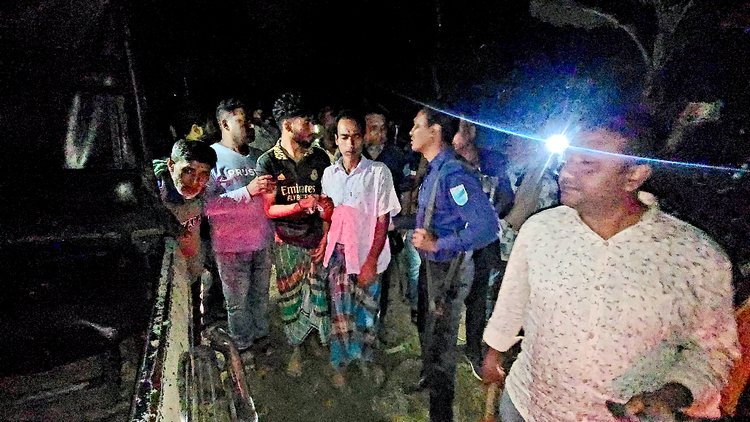 গাজীপুরের শ্রীপুর উপজেলার গাজীপুর ইউনিয়নে আজ রোববার রাতে পুলিশের গ্রেপ্তার অভিযান। ছবি: আজকের পত্রিকা