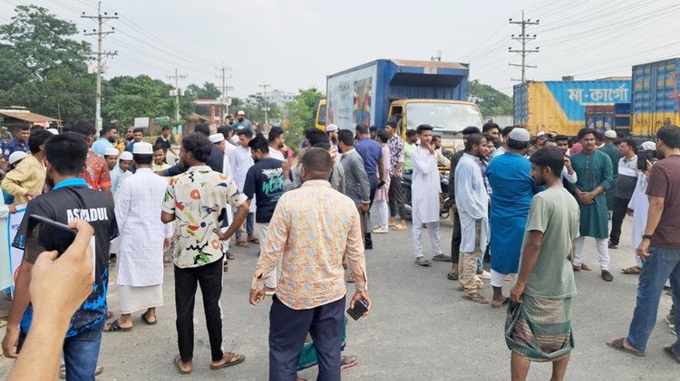 গাজীপুরের শ্রীপুর উপজেলায় আজ শুক্রবার দুপুরে গতিরোধক নির্মাণের দাবিতে ঢাকা-ময়মনসিংহ মহাসড়ক অবরোধ করেন স্থানীয় বাসিন্দারা। ছবি: আজকের পত্রিকা