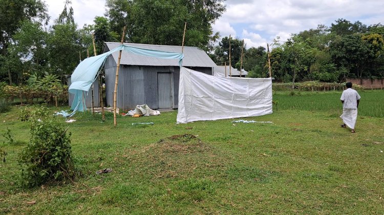 গাজীপুরের শ্রীপুরে গ্রেপ্তার শীর্ষ সন্ত্রাসী সুমন বাহিনীর টর্চার সেল। ছবি: আজকের পত্রিকা