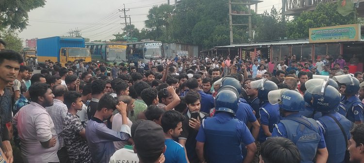 ১০ দফা দাবিতে গাজীপুরের শ্রীপুরের জৈনা বাজার এলাকায় আজ রোববার সকাল থেকে ঢাকা-ময়মনসিংহ মহাসড়ক অবরোধ করে রাখেন একটি কারখানার শ্রমিকেরা। ছবি: আজকের পত্রিকা