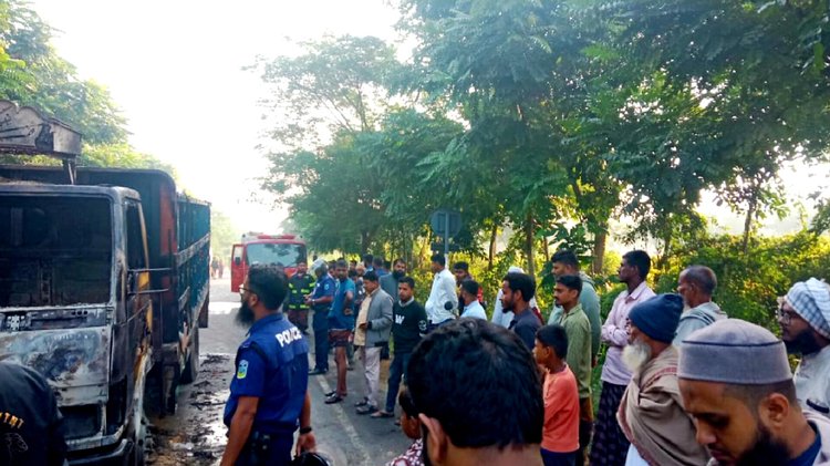 পদ্মা সেতুর সামনে এক্সপ্রেসওয়ের নাওডোবা এলাকায় ট্রাকে আগুন দেওয়া হয়। ছবি: আজকের পত্রিকা