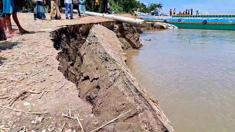 শরীয়তপুরের জাজিরায় পদ্মার ভাঙনে ১২০০ কোটি টাকার তীর রক্ষা প্রকল্পের ২০০ মিটার অংশ নদীতে বিলীন। ছবি: আজকের পত্রিকা