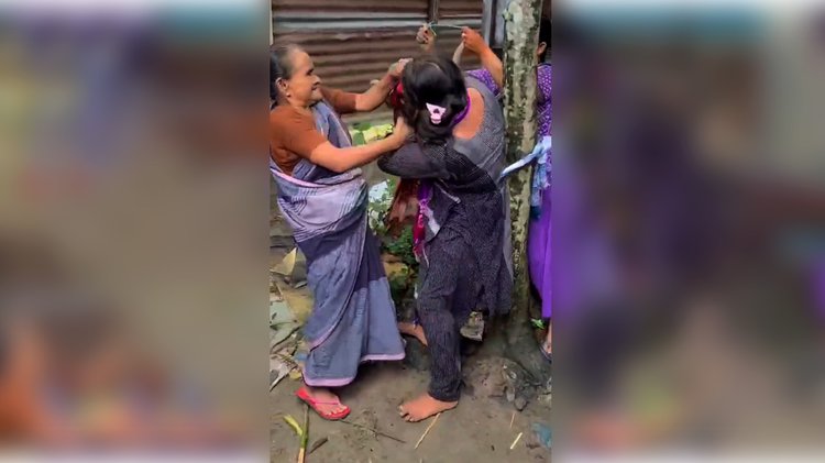ছৈয়ালকান্দি গ্রামে দুই বোনকে গাছে বেঁধে নির্যাতনের অভিযোগ ওঠে। ছবি: ভিডিও থেকে সংগৃহীত