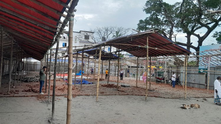 মেলা আয়োজনের কার্যক্রম চলছে দ্রুতগতিতে। আজ বিকেলে তোলা।  ছবি: আজকের পত্রিকা