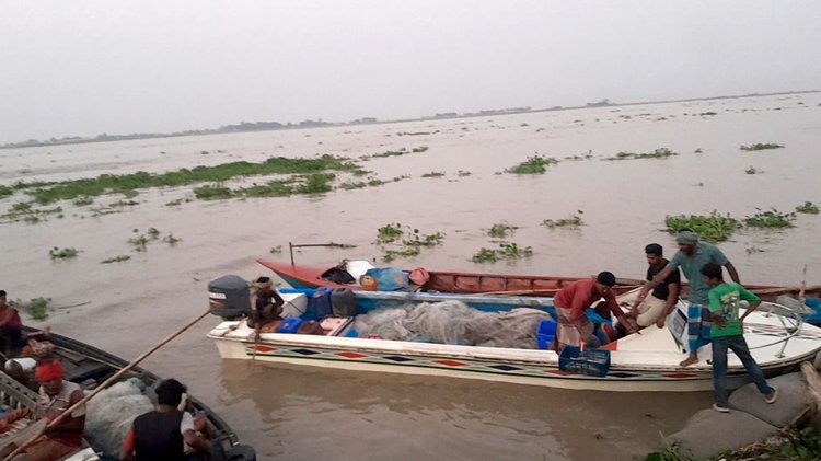 জাজিরার পৈলান মোল্লাকান্দি নদীর পাড়ে ইলিশ শিকার শেষে একটি সি-বোট ইলিশ নিয়ে পাড়ে ভিড়েছে। গতকাল বৃহস্পতিবার বিকেলে তোলা। ছবি: আজকের পত্রিকা