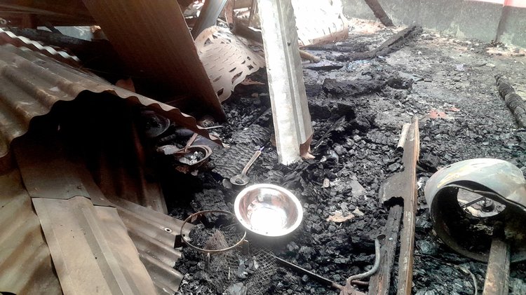 পুড়ে যাওয়া ঘর। ছবি: আজকের পত্রিকা