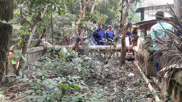 বিজয় দিবসের প্রাক্কালে শরীয়তপুর সদর উপজেলার আংগারিয়া ইউনিয়নের নিয়ামতপুর গ্রামে এক বীর মুক্তিযোদ্ধার কবরস্থান। ছবি: আজকের পত্রিকা