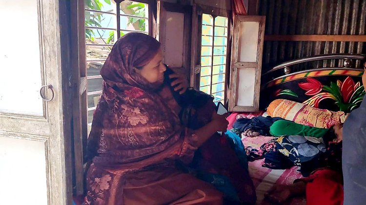 স্বজনদের কান্না। ছবি: আজকের পত্রিকা