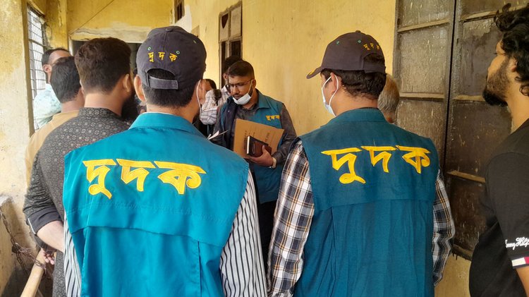 শরীয়তপুর সদর হাসপাতালে আজ মঙ্গলবার দুদকের একটি দল অভিযান চালায়। ছবি: আজকের পত্রিকা