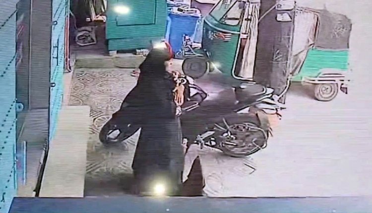 কোলে শিশু নিয়ে হাসপাতাল থেকে বেরিয়ে যাচ্ছেন এক নারী। ছবি: সিসিটিভি ফুটেজ থেকে সংগৃহীত