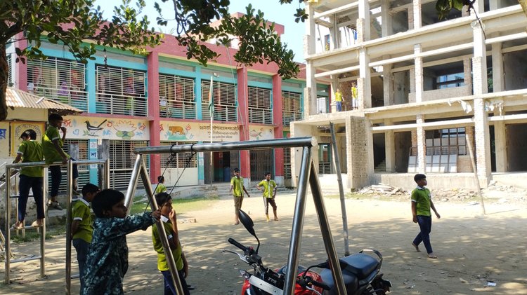 চন্ডিপাশা মডেল সরকারি প্রাথমিক বিদ্যালয়ে মাঠে খেলছে শিশুরা। ছবি: আজকের পত্রিকা